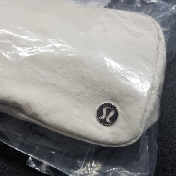 LULULEMON Everywhere Belt Bag White 142152300 Crossbody Fanny pack Classic NEW! - Picture 4 of 11